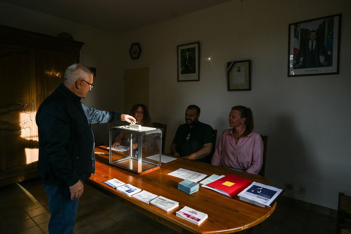 Kjörstaðir hafa verið opnaðið í Frakklandi, meðal annars í Saint-Vaast-sur-Seulles í Calvados, þar sem þessi mynd er tekin.