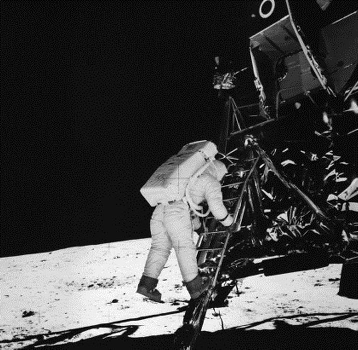 Geimfari úr Apollo 11 stígur á tunglið.