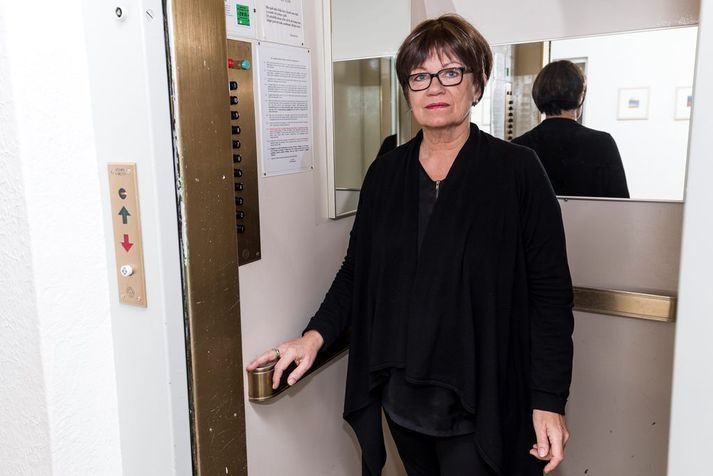 Ása Steinunn Atladóttir í lyftunni í fjölbýlishúsi þeirra í Sólheimum.