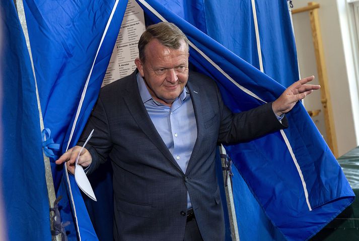 Lars Løkke Rasmussen virtist sigurviss þegar hann greiddi atkvæði sitt í Kaupmannahöfn í dag. Nú er ljóst að Moderaterne, með Løkke í forystu, sé í lykilstöðu við myndun nýrrar ríkisstjórnar.