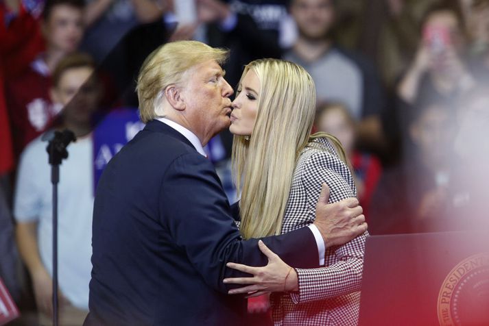 Donald Trump og dóttir hans Ivanka á góðri stundu.