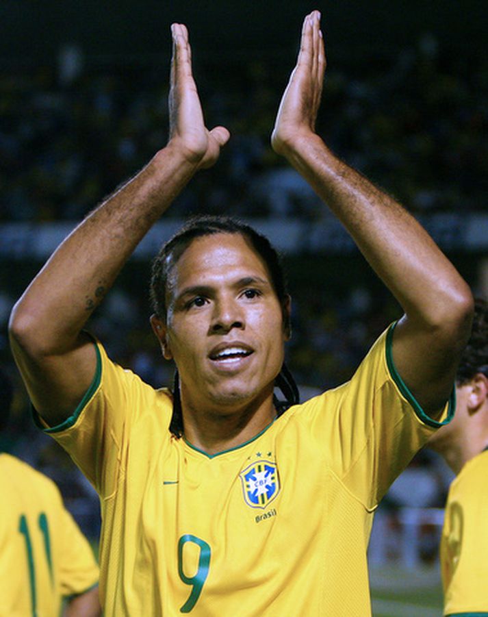 Luis Fabiano kom Brasilíu í 2-0 í sigrinum í nótt.
