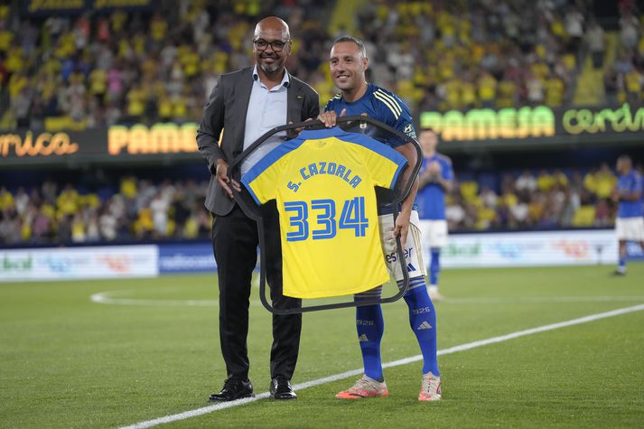 Santi Cazorla, leikmaður Oviedo, var heiðraður af  sínu gamla félagi, Villareal, fyrir leik. 