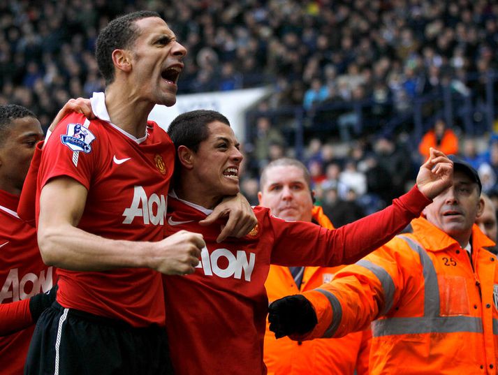 Rio Ferdinand sigurmarkinu með Javier Hernandez.