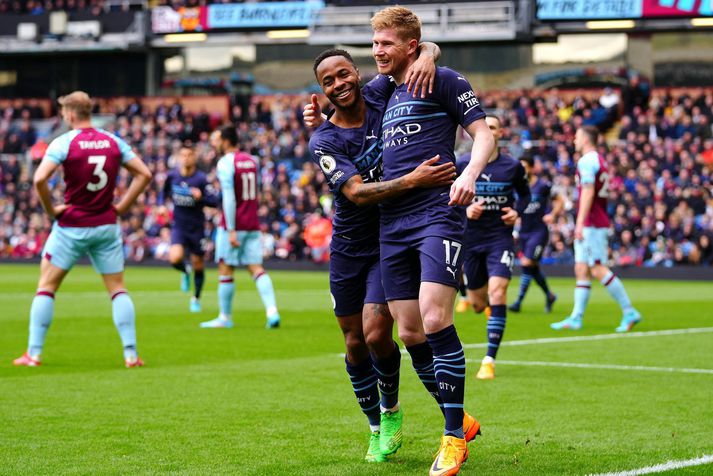 Kevin De Bruyne og Raheem Sterling fagna saman nmarki Manchester City á Turf Moor.