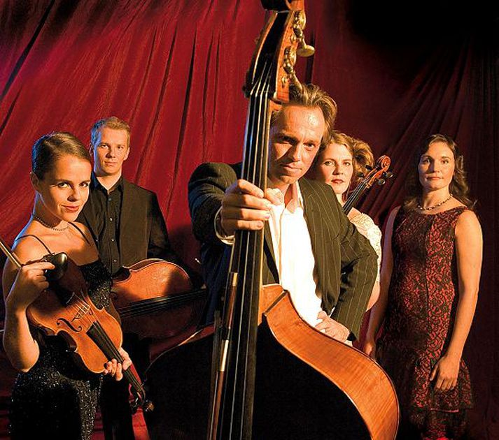 L'amour fou spilar tangótónlist í anda stríðsáranna