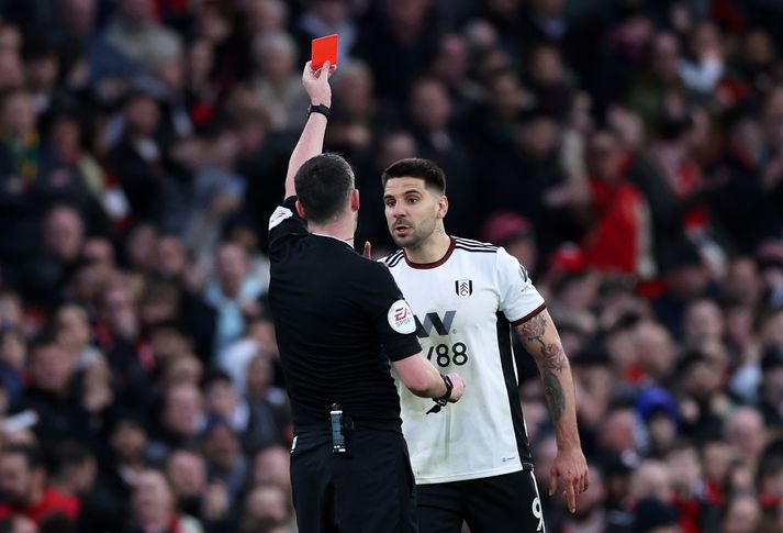 Aleksandar Mitrovic brást hinn versti við þegar rauða spjaldið fór á loft.