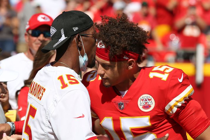 Patrick Mahomes faðmar hér föður sinn fyrir leik hjá Kansas City Chiefs. Fréttir af ölvunarakstri föður hans koma rétt fyrir stærsta leik ársins.