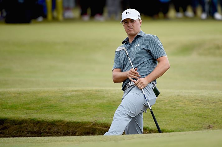 Spieth slær úr glompu á æfingahring á St. Andrews í gær.