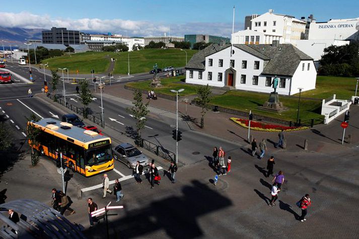 Lækjargata á fallegum sumardegi. 