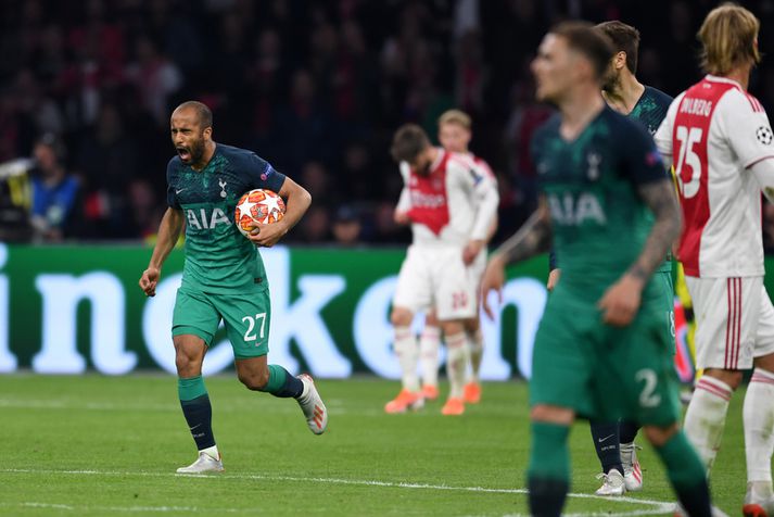 Lucas Moura fagnar með boltann sem hann fékk að eiga í leikslok af því að hann skoraði þrennu.