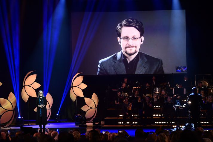 Snowden talar í gegnum fjarfundarbúnað á verðlaunahátíð árið 2019.