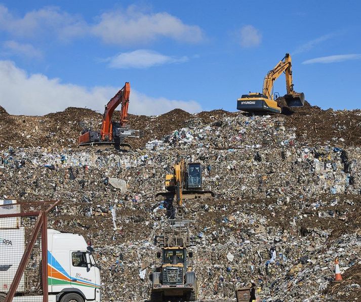 Urðunarstað Sorpu í Álfsnesi átti að loka fyrir árs 2023. Ljóst er að það mun ekki ganga eftir.