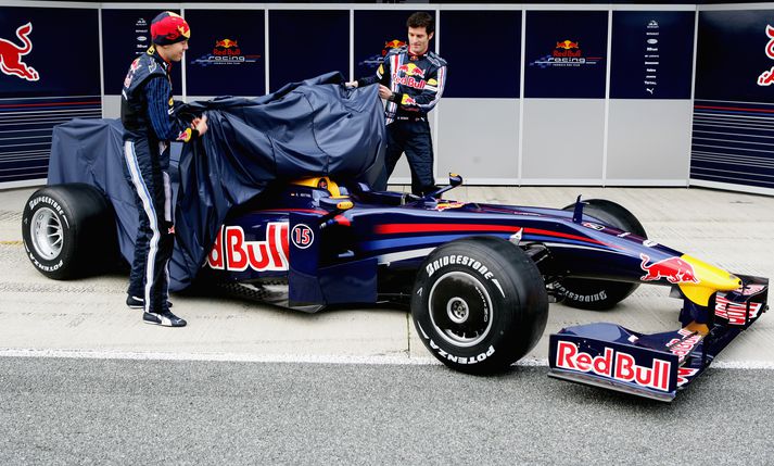 Mark Webber og Sebastian Vettel svipta hulunni af nýja Red Bull bílnum.