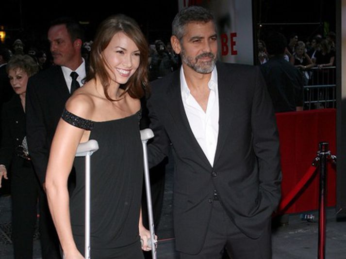 Clooney og Sarah á frumsýningu Michael Clayton, nýjustu myndar Clooney,  þremur dögum eftir slysið.