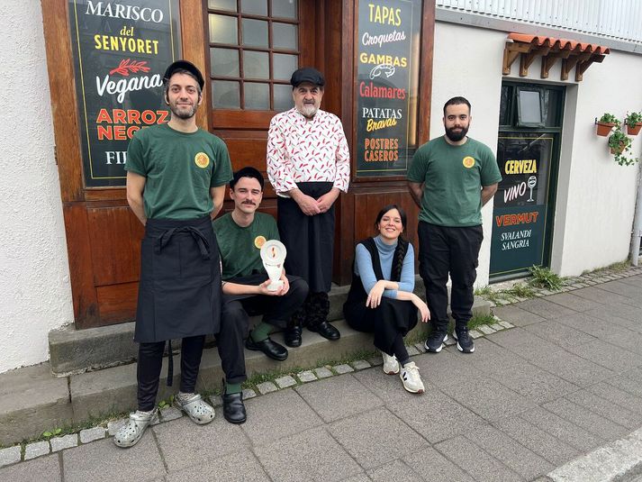 Veitingastaðurinn LaBarceloneta hefur fengið titilinn Authentic Spanish Rrestaurant Abroad frá Spænskum stjórnvöldum. Eigendurnir tengjast öll Spáni á einn eða anna hátt. 
