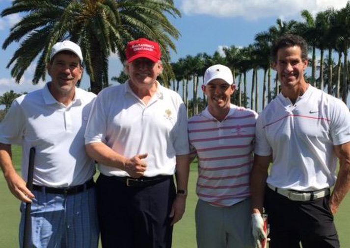 Rory og Trump á golfvellinum. Bandaríkjaforseti að sjálfsögðu með Make America Great Again húfuna sína.