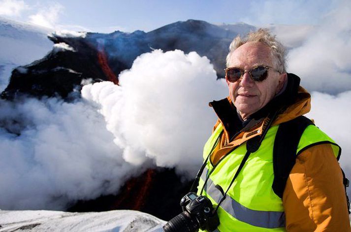 Haraldur Sigurðsson eldfjallafræðingur. Myndin var tekin við hraunfoss af Fimmvörðuhálsi í mars 2010.