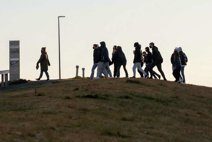 Fjölmargir nemendur í 8. bekk hafa undirbúið sig um helgina fyrir samræmt könnunarpróf í íslensku. Aðeins sumum þeirra hefur tekist að opna prófið á netinu.