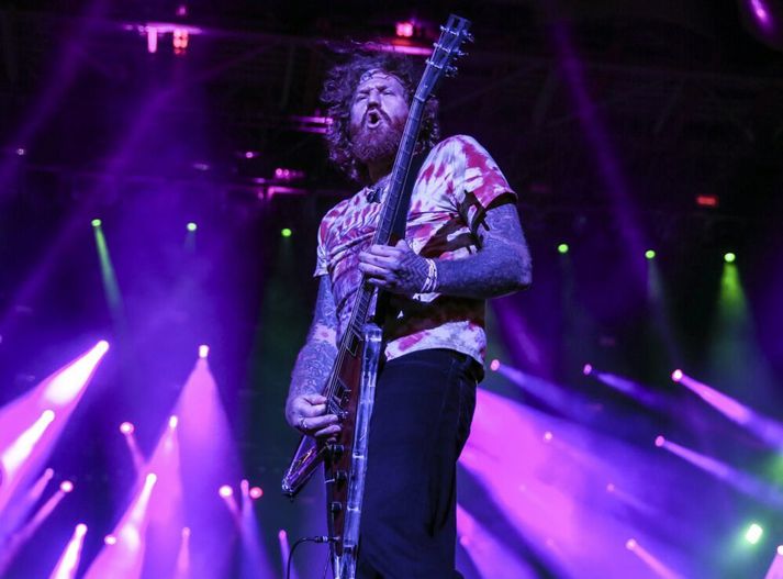 Brent Hinds á tónleikum í Brasilíu 2015. Sama ár spilaði hann á Íslandi.