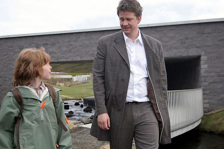Blóðbönd Segir sögu manns sem uppgötvar að sonur hans er í raun ekki sonur hans og hefur það alvarlegar afleiðingar.