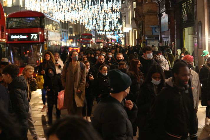 Það er mikil ös á Oxford-stræti í Lundúnum á Þorláksmessu. Á sama tíma er faraldurinn í hæstu hæðum þar í landi.