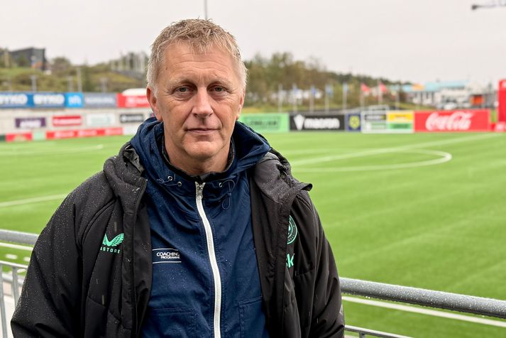 Heimir Hallgrímsson þjálfar í Knattspyrnuakademíu Vals þessa vikuna ásamt sonum sínum.