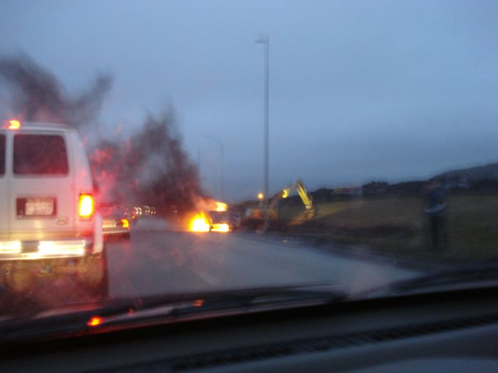Cadillacinn stóð í ljósum logum við Úlfarsfell á fimmta tímanum í dag.