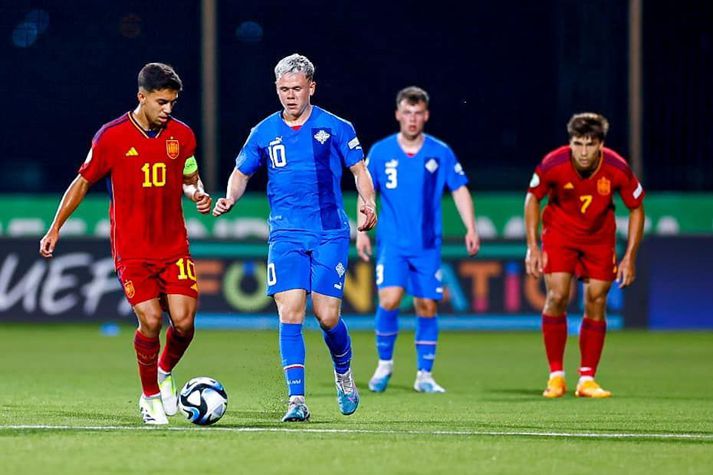 Eggert Aron Guðmundsson í baráttunni við Ilias Akhomach