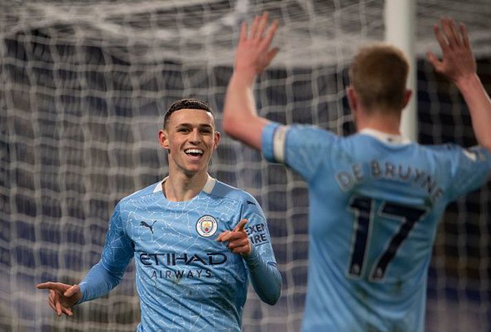 Phil Foden fagnar marki sínu með fyrirliðanum Kevin de Bruyne.