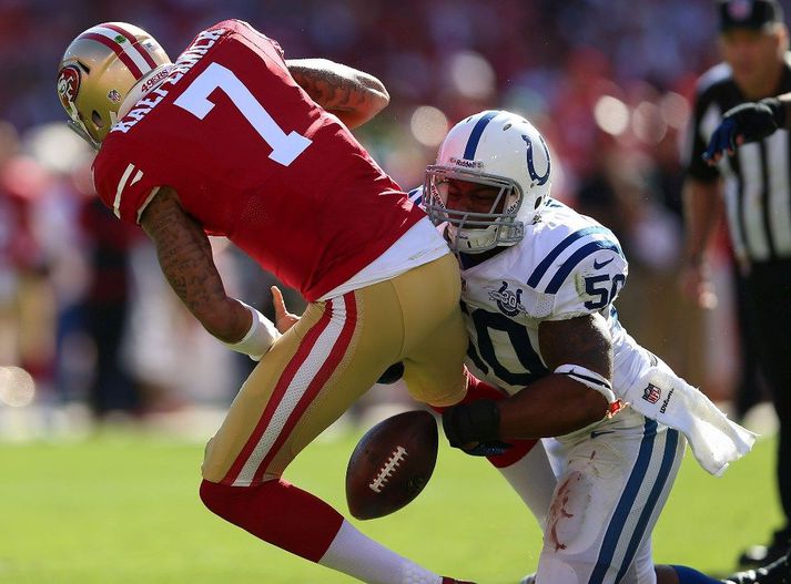Varnarmaður Indianapolis stelur hér boltanum af Colin Kaepernick, leikstjórnanda 49ers.