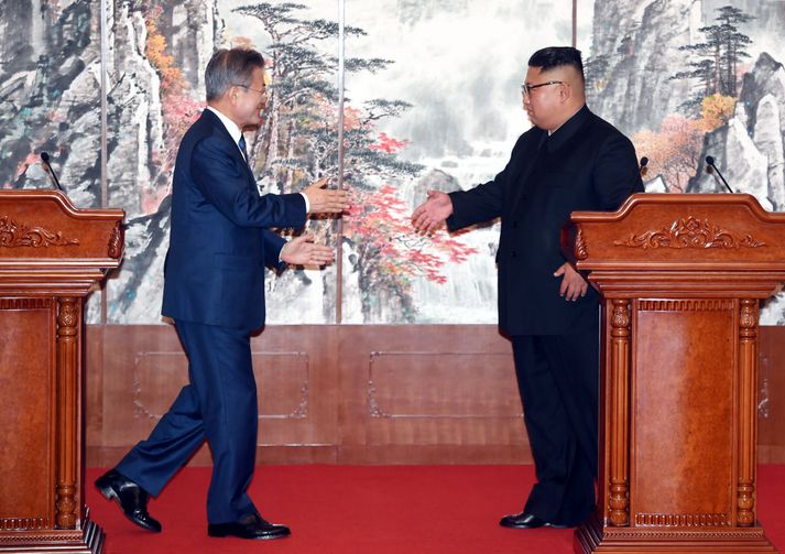 Leiðtogarnir, Moon Jae-in og Kim Jong-un, horfa djúpt í augu hvor annars í Pjongjang í gær.