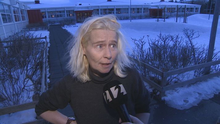 Anna Kristbjörg Jónsdóttir ræðir hér við fréttamann eftir brunann á föstudag.