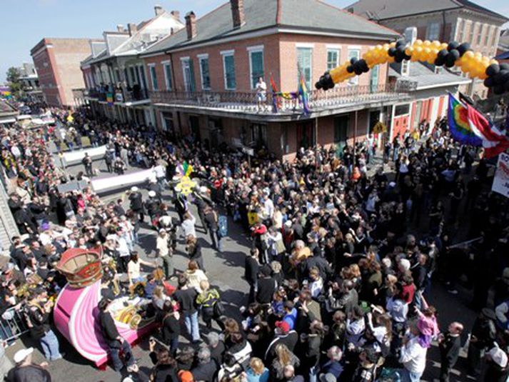 New Orleans Saints vann Ofurskálarleikinn í fyrsta skipti í sögu félagsins í fyrrinótt og er því meistari í NFL-deildinni. Mikil fagnaðarlæti brutut í kjölfarið út í miðborg New Orleans. Mynd/AP