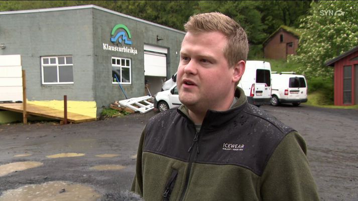 Baldvin Lár Benediktsson við fyrrum hús Klausturbleikju sem núna er að verða brugghús.