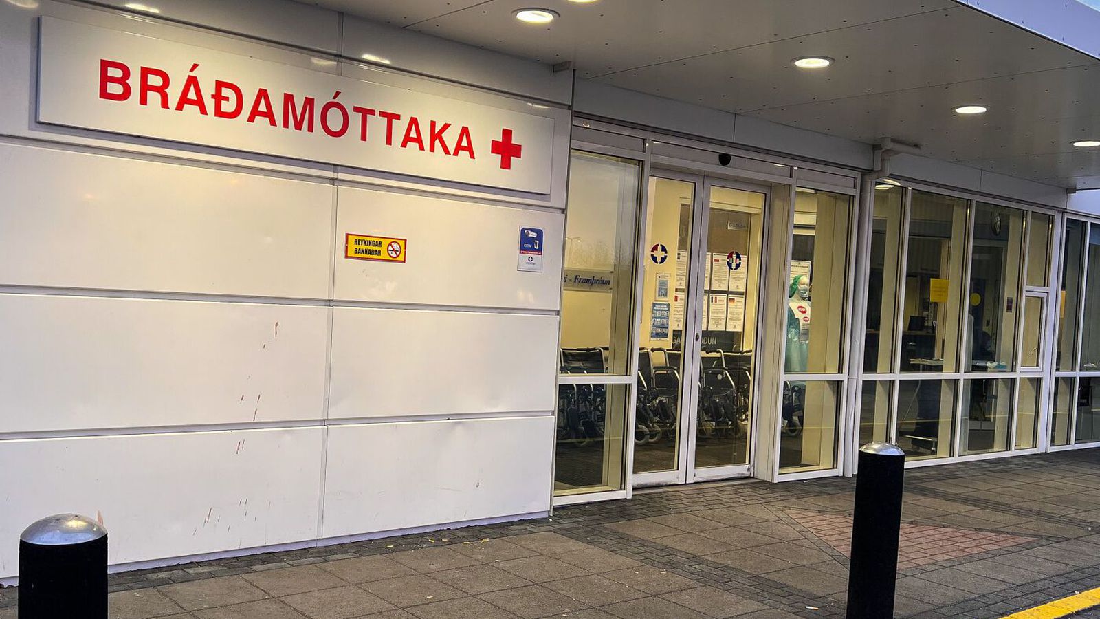 Flutt á sjúkra­hús með hraði vegna inn­vortis fíknefnasmygls