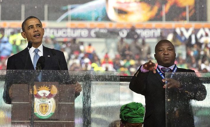 Thamsanqa Jantjie "túlkar“ orð Barack Obama á minningarathöfninni.