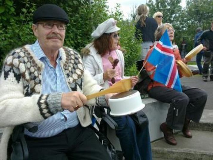 Fólkið ætlar að hittast fyrir framan Seðlabankann á morgun og mótmæla.