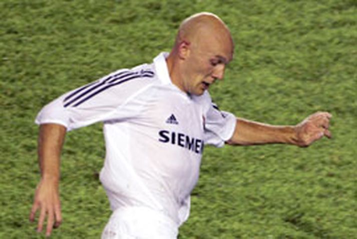 Thomas Gravesen er orðinn leiður á að sitja á bekknum hjá Real Madrid