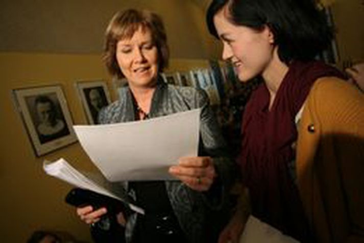 Bergþóra Snæbjörnsdóttir, oddviti Röskvu, ræðir við Kristínu Ingólfsdóttur rektor Háskólans efitr að samtökin efndu til setuverkfalls stúdenta 2. apríl.