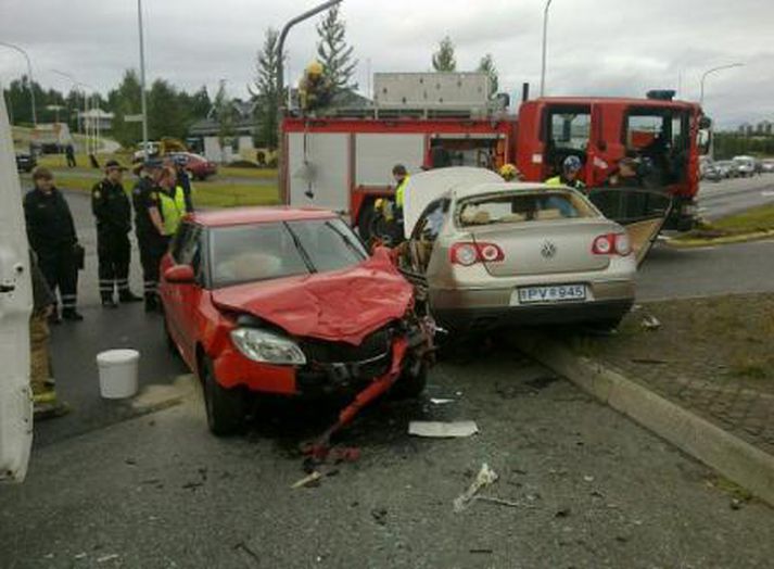 Beita þurfti klippum á annan bílinn. Mynd/ Bjarni.
