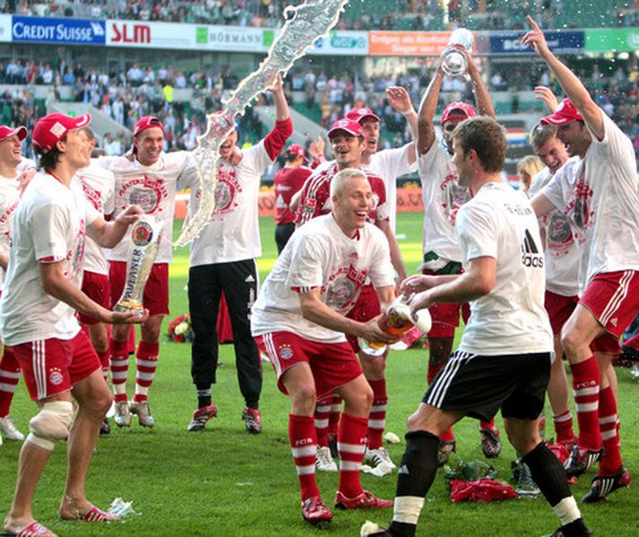 Leikmenn Bayern fagna titlinum í dag.