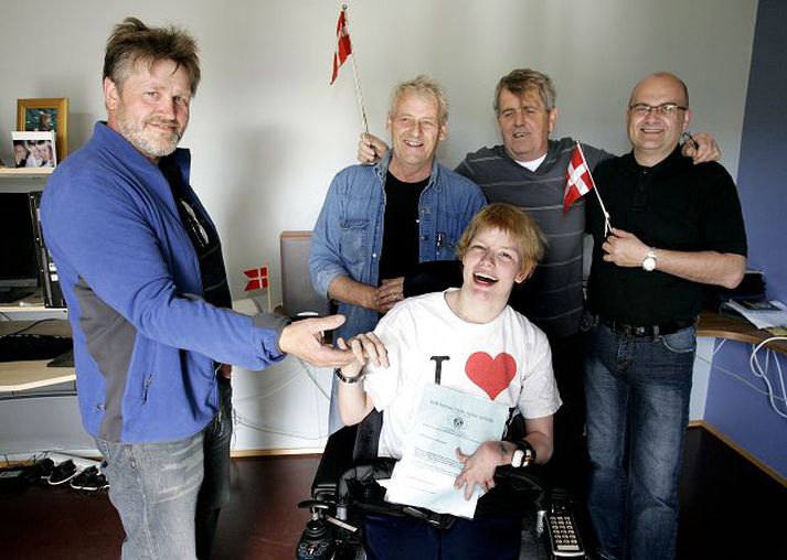 Fulltrúar Kiwanisklúbbsins Höfða, þeir Jakob Marinósson, Sigurður Pálsson, Kristinn Kristinsson forseti og Hjörleifur Jónsson, afhenda Rakel styrk upp á 100.000 krónur. 
