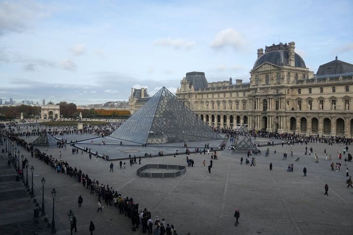 Frá Louvre í París.