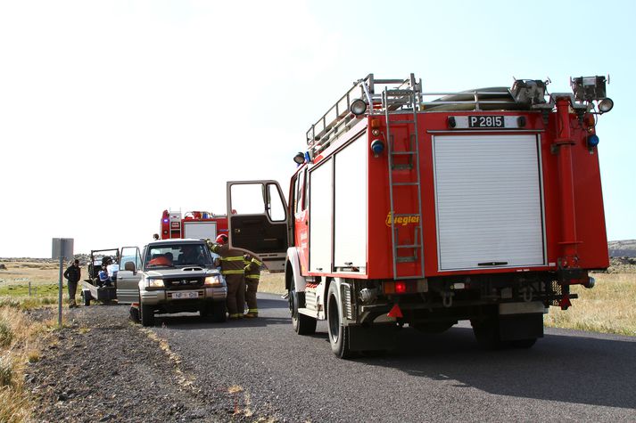 Slökkviliðsmenn ráða niðurlögum eldsins.