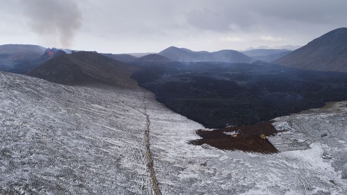 Hér má sjá varnargarðinn sem reisa á vestanmegin á svæðinu.