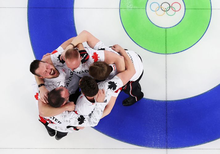 Kanadamenn fagna sigrinum á Bretum í úrslitaleiknum í krullu karla á Vetrarólympíuleikunum í Mílanó og Cortina.
