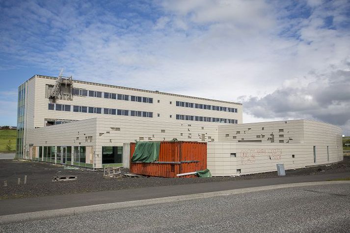 Húsið er 4.000 fermetrar að stærð og var í sumar auglýst til sölu fyrir um 300 milljónir króna.