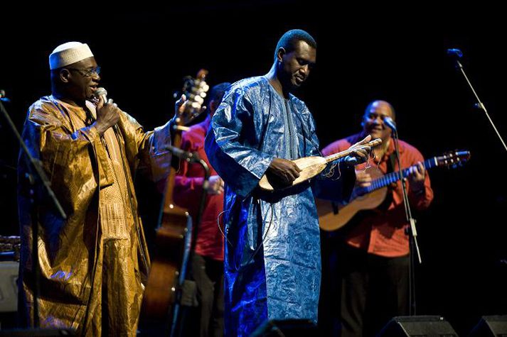 Þeir Kasse Mady Diabaté og Bassekou Kouyate úr Afrocubism spila með félögum sínum í Hörpunni í júní. Nordicphotos/Getty