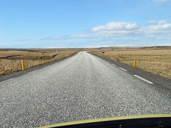 Yfirborðsmerkingar eru víða máðar eða alveg horfnar eins og á veginum í Leirársveitinni. Myndin er tekin í maí.